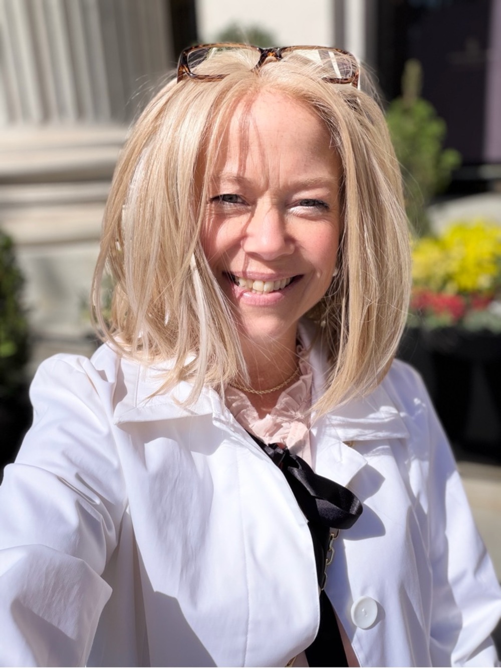 Almost NEW under 8 hours Blonde Straight Bob Wig with Subtle Layers 10-12” - Picture 2 of 5